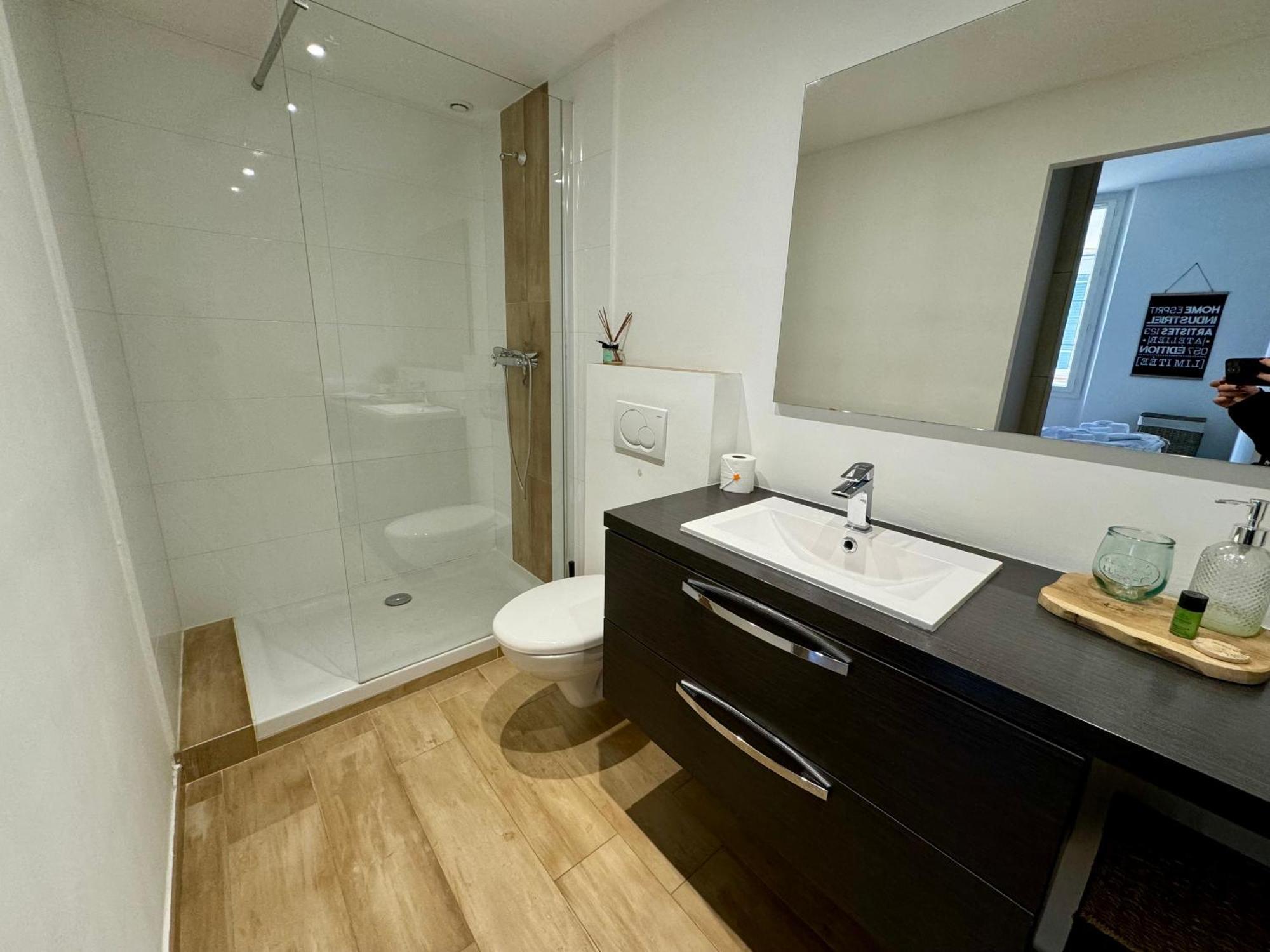 Appartements Climatises - Vieil อองทีบส์ ภายนอก รูปภาพ